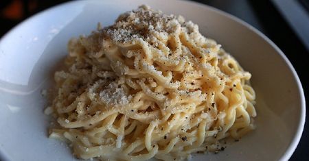 Przepis na prawdziwe włoskie spaghetti cacio e pepe. Tylko 3 składniki