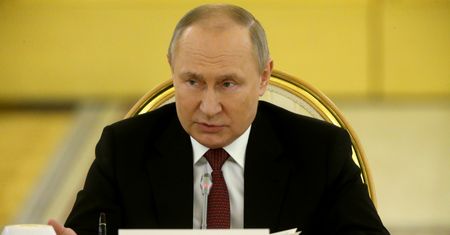 300 mln dolarów. Tyle Putin wydał, by wpływać na polityków obcych państw