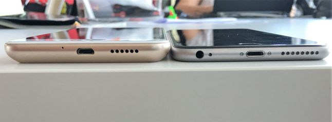 Porównanie grubości Live5+ i iPhone'a S.
