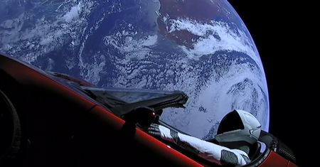 Tesla wystrzeliła samochód w kosmos zamiast na drogi. Inwestorzy tracą cierpliwość