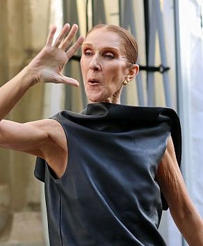Celine Dion robi show przed hotelem w Paryżu
