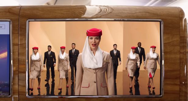 Linie Emirates z taneczną kampanią „Fly Better”