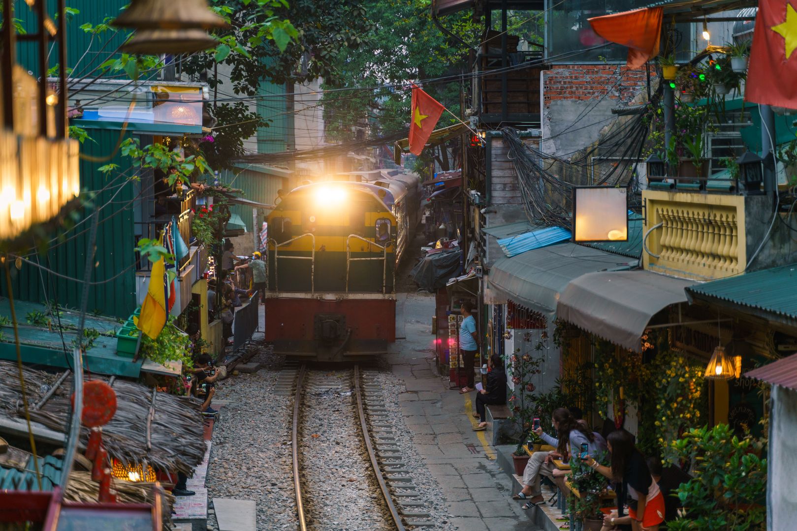 Train Street w Hanoi jest niebezpieczne z powodu bliskości przejeżdżających pociągów 