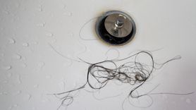 Włosy w odpływie to problem. Zobacz, jak szybko się ich pozbyć (WIDEO)