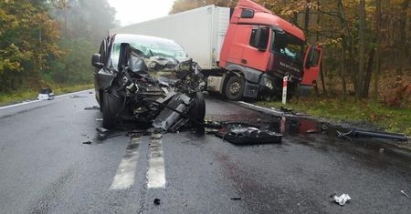Tragedia na drodze. Jedna osoba nie żyje, dwie w ciężkim stanie