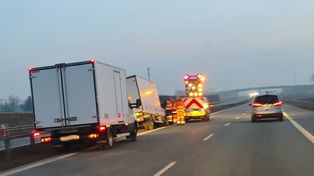 Trojaczkowice: Dostawczak uderzył w bariery na S19