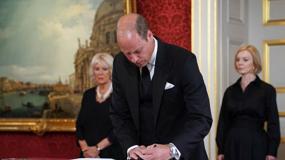 Proklamacja kr�la Karola III
Britain's Prince William, Prince of Wales signs the Proclamation of Accession of King Charles III, watched by Britain's Camilla, Queen Consort (L) and Britain's Prime Minister Liz Truss (R) during a meeting of the Accession Council inside St James's Palace in London on September 10, 2022, to proclaim Britain's King Charles III as the new King. - Britain's Charles III was officially proclaimed King in a ceremony on Saturday, a day after he vowed in his first speech to mourning subjects that he would emulate his "darling mama", Queen Elizabeth II who died on September 8. (Photo by Kirsty O'Connor / POOL / AFP)
KIRSTY O'CONNOR