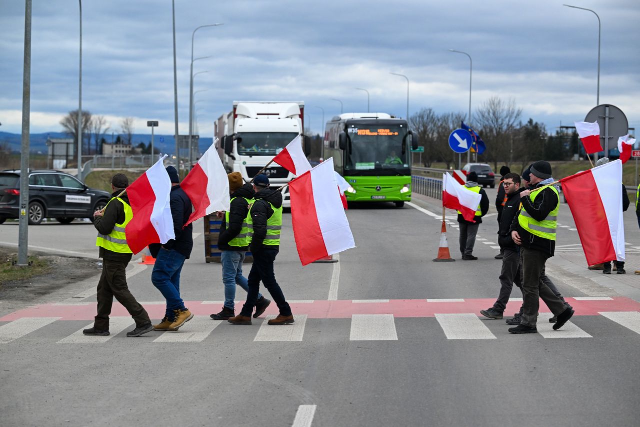 Wjechał autem w protestujących rolników. Są poszkodowani