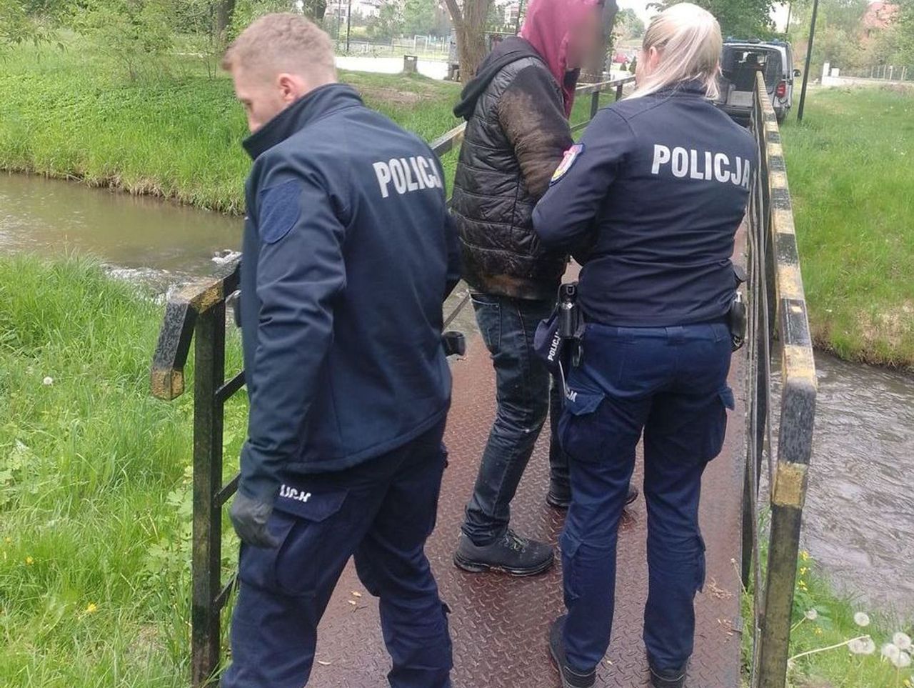 Leżał pod kładką częściowo w rzece i na nic nie reagował. Pomogła mu dzielnicowa. Mężczyzna totalnie pijany