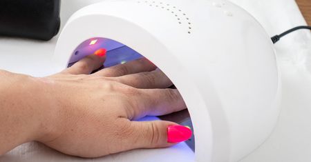 Sama robisz sobie żelowe paznokcie? Dermatolożka ma kilka rad
