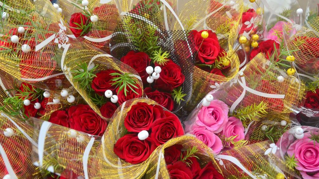 Kwiaty na Walentynki to piękny upominek, ale cierpi na tym klimat