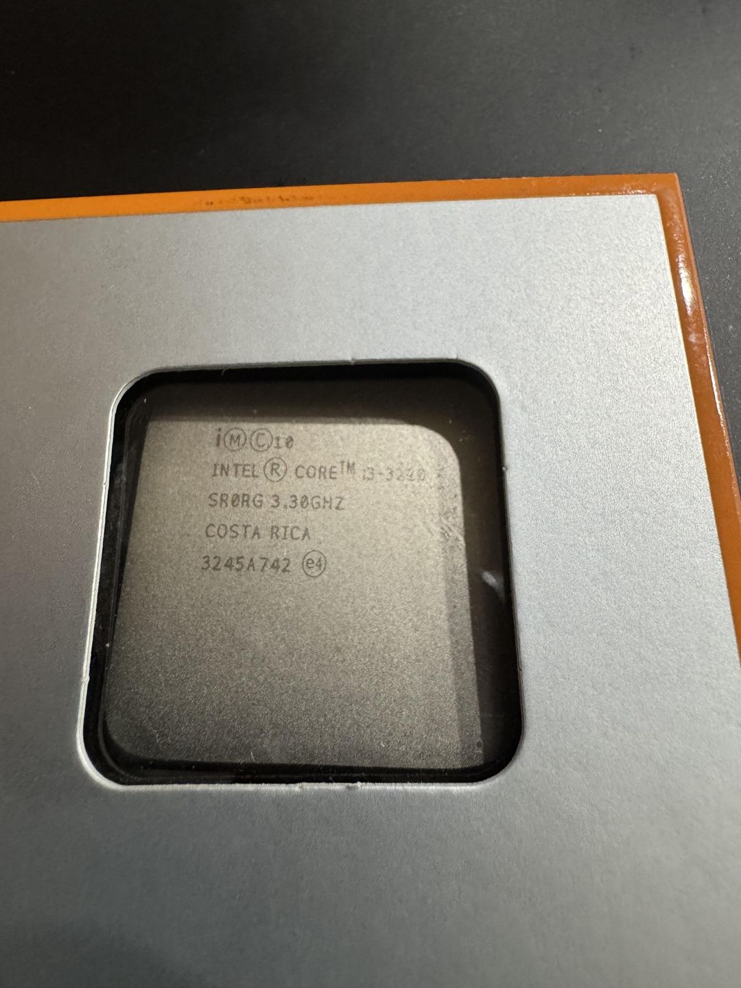 W środku znalazł się procesor Intel Core i3-3220