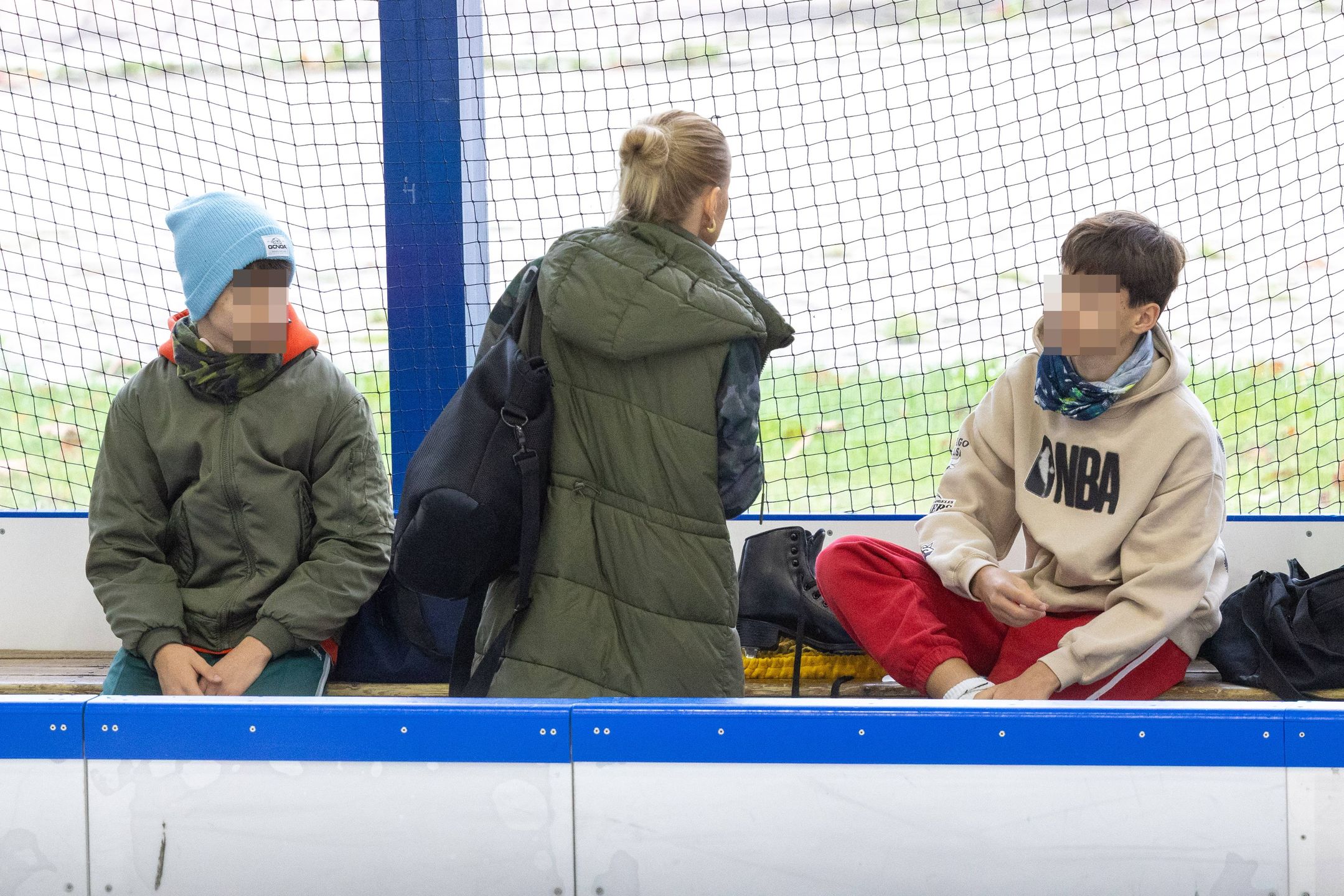 Aneta Zając wybrała się z synami na lodowisko