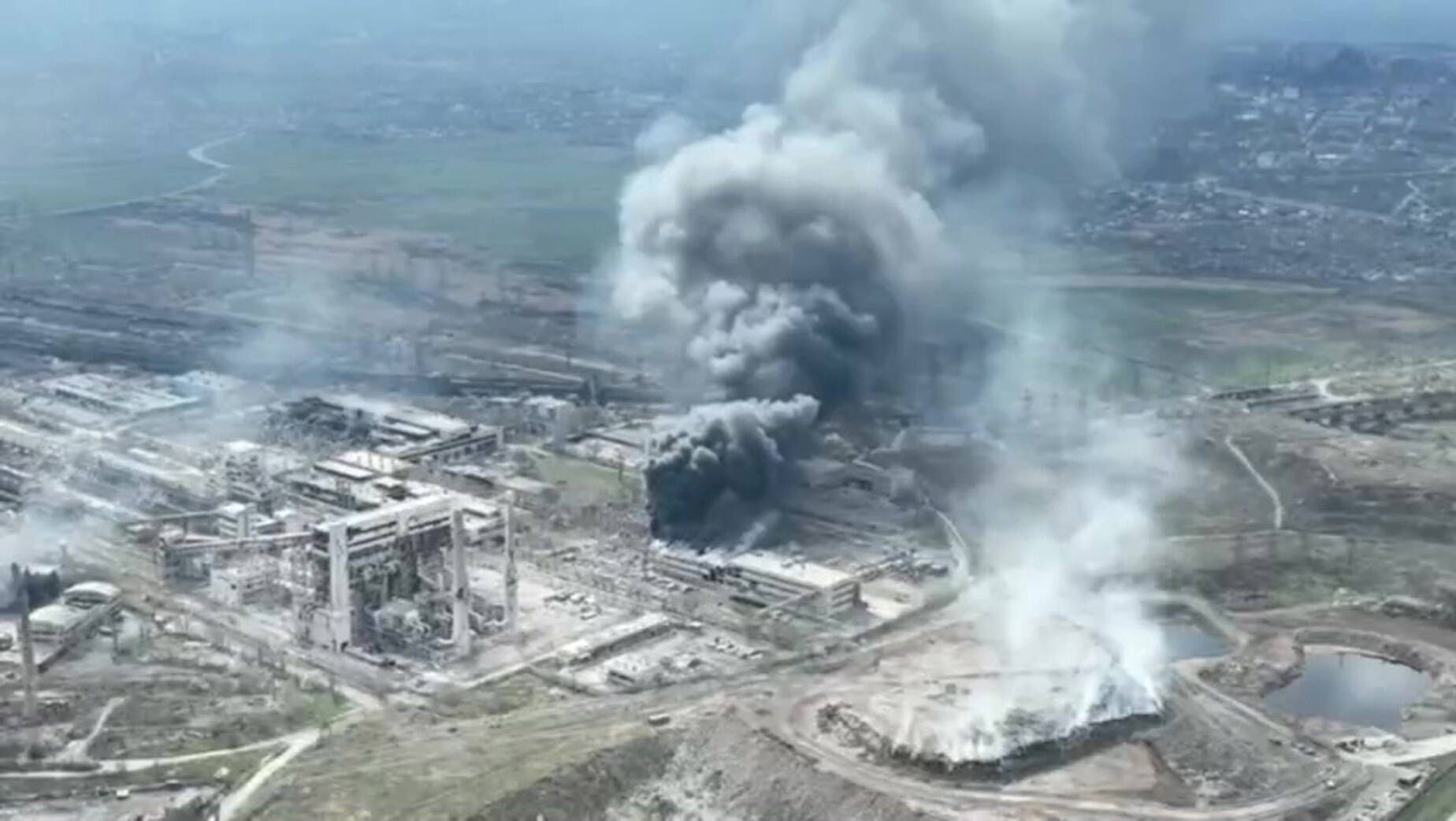 Russia calls on troops in Mariupol steel plant to surrenderepa09896967 A frame grab from an undated handout drone video first published by DPR militia commander Alexander Khodakovsky and made available by the Mariupol City Council shows smoke rising from the Azovstal steel plant during airstrikes in Mariupol, eastern Ukraine, 18 April (issued 19 April 2022). The Russian Defence Ministry on 19 April 2022 issued a statement calling on the Ukrainian forces in Mariupol "to cease any hostilities and lay down their arms. All who lay down their weapons are guaranteed the preservation of life." The city council on 18 April 2022 via their official Telegram channel said that at least 1,000 civilians are sheltering in the underground shelters of the metallurgical plant, and that heavy bombs were dropped on the Azovstal plant by Russian forces.  EPA/MARIUPOL CITY COUNCIL HANDOUT  HANDOUT EDITORIAL USE ONLY/NO SALES Dostawca: PAP/EPA.MARIUPOL CITY COUNCIL HANDOUT