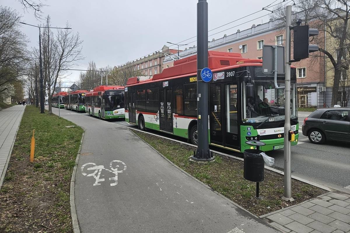 Trolejbusy stojące w korku na Al. Racławickich po zderzeniu aut na skrzyżowaniu z ul. Spadochroniarzy