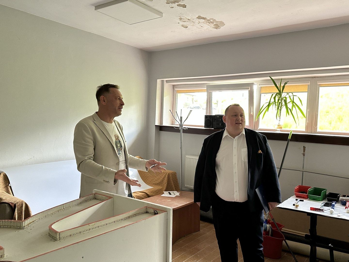 Waldemar Dolecki (z lewej) i Łukasz Molenda oglądają salę z wodnymi zaciekami, chociaż nie tak dawno przeprowadzono remont. To kultowe miejsce, bo przed wielu laty w tej salce rozpoczynał próbami swoją wielką karierę zespół IRA. 