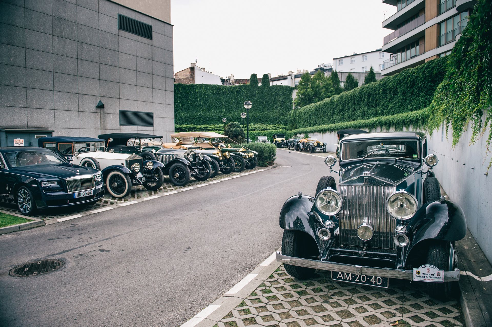 Na parkingu w Krakowie. Z przodu po prawej Phantom II Continental z 1933 r.