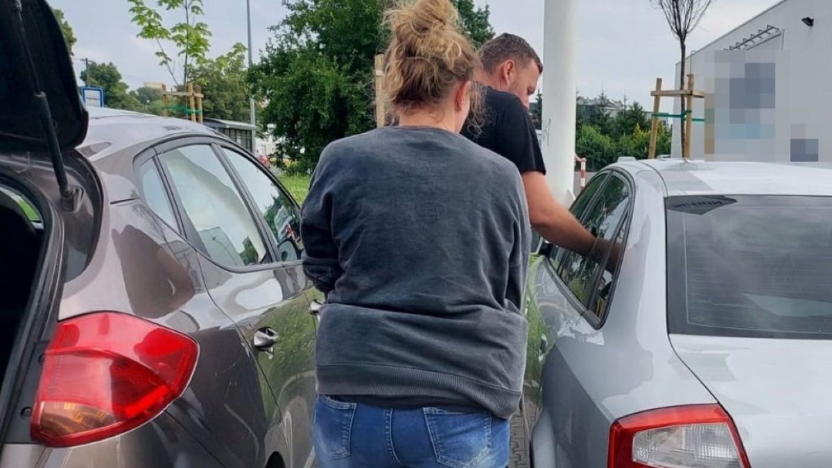 Przez przypadek zatrzasnęła kluczyki w aucie. Policjanci pomogli jej wydostać z pojazdu 6-miesięczne dziecko 