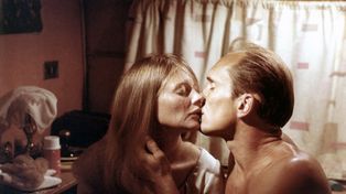 Zobaczył, ilu widzów przyszło na jego film. Z kina wyszedł z płaczem