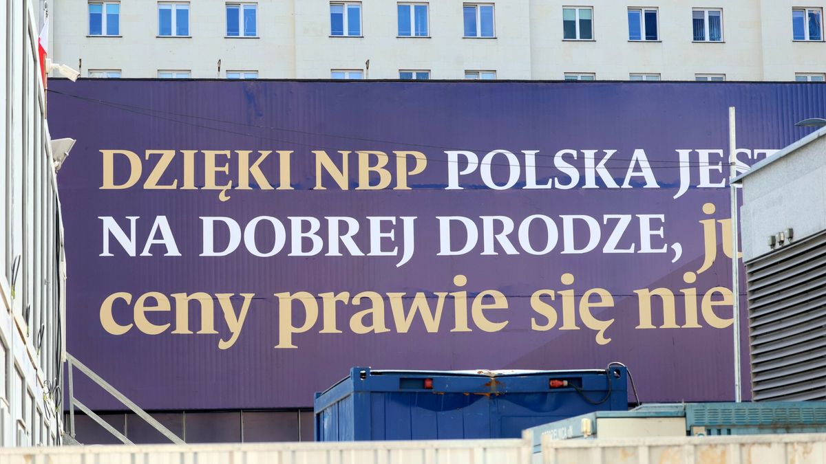 Baner na siedzibie NBP