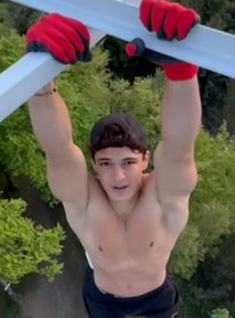 Influencer "ćwiczy", wisząc parę metrów nad ziemią. Zapomniał, że istnieją siłownie?