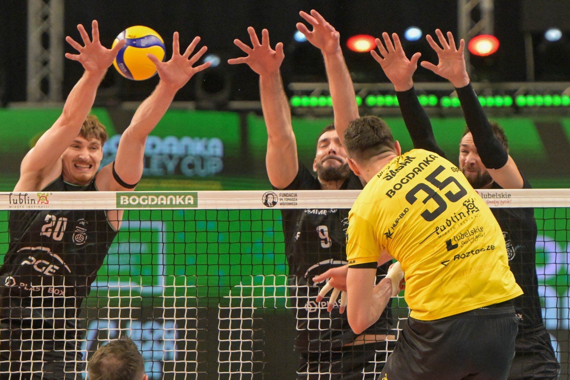 (Siatkarze Bogdanki LUK Lublin i PGE Projektu Warszawa stworzyli znakomite widowisko w finale turnieju Bogdanka Volley Cup im. Tomasza Wójtowicza)