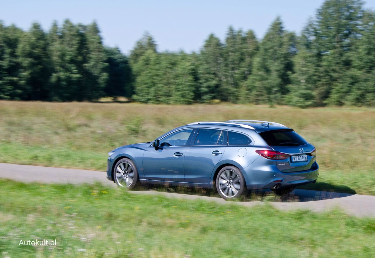 Mazda 6 dobrze "czuje się" zarówno na krętych drogach lokalnych, jak i na autostradach. Prowadzi się pewnie i daje sporo komfortu.
