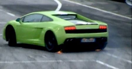 Valentino Balboni pokazuje jak używać Lambo