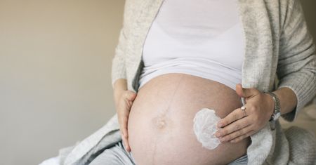 Kobiety nienawidzą swoich ciał po porodzie. "Żałuję, że tak mało się o tym mówi"