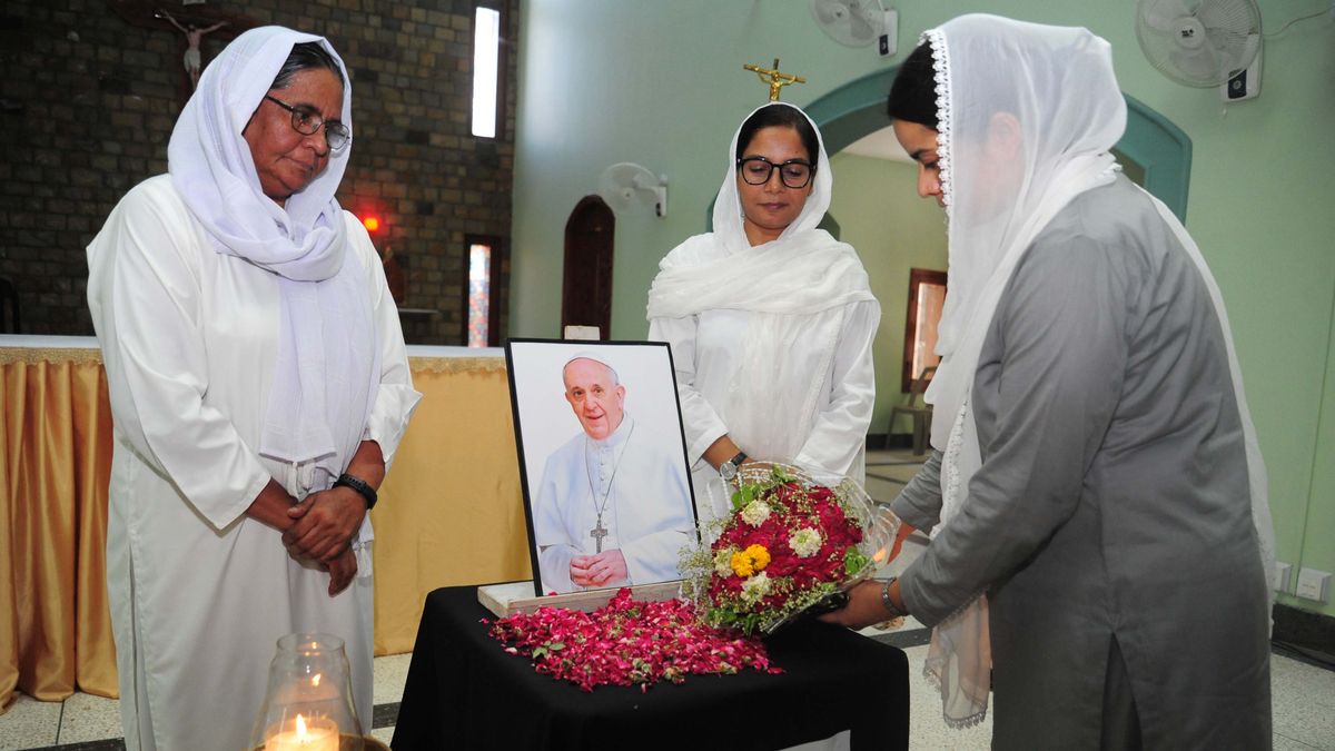 Members of cristian community pay their respects near a portrait of Pope Francis at St Francis XAVIER's Cathedral in Hyderabad, Pakistan, 22 April 2025. Pope Francis died on 21 April 2025 at the age of 88, according to the Holy See. Born Jorge Mario Bergoglio in Buenos Aires, Argentina, on 17 December 1936, he was appointed leader of the Catholic Church on 13 March 2013, succeeding Pontiff Emeritus Benedict XVI. EPA/NADEEM KHAWER Dostawca: PAP/EPA.