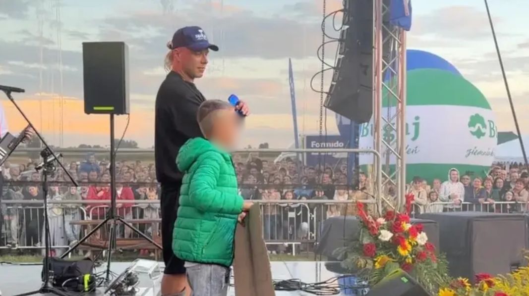 Skolim zaprosił młodego fana na scenę