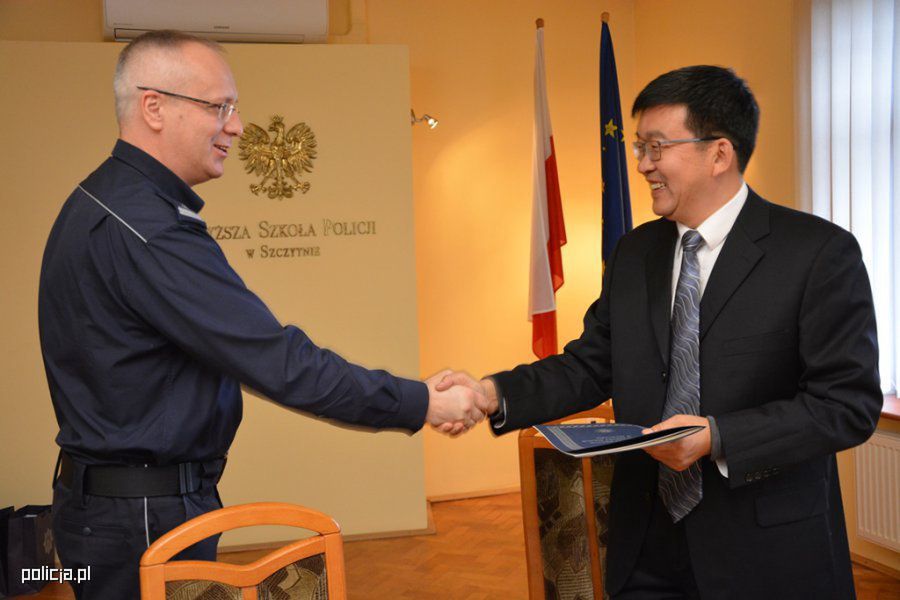 Insp. Marek Fałdowski – Komendant-Rektor Wyższej Szkoły Policji w Szczytnie oraz I Komisarz Policji Fan Jingyu – Szef Ludowego Uniwersytetu Bezpieczeństwa Publicznego w Pekinie.