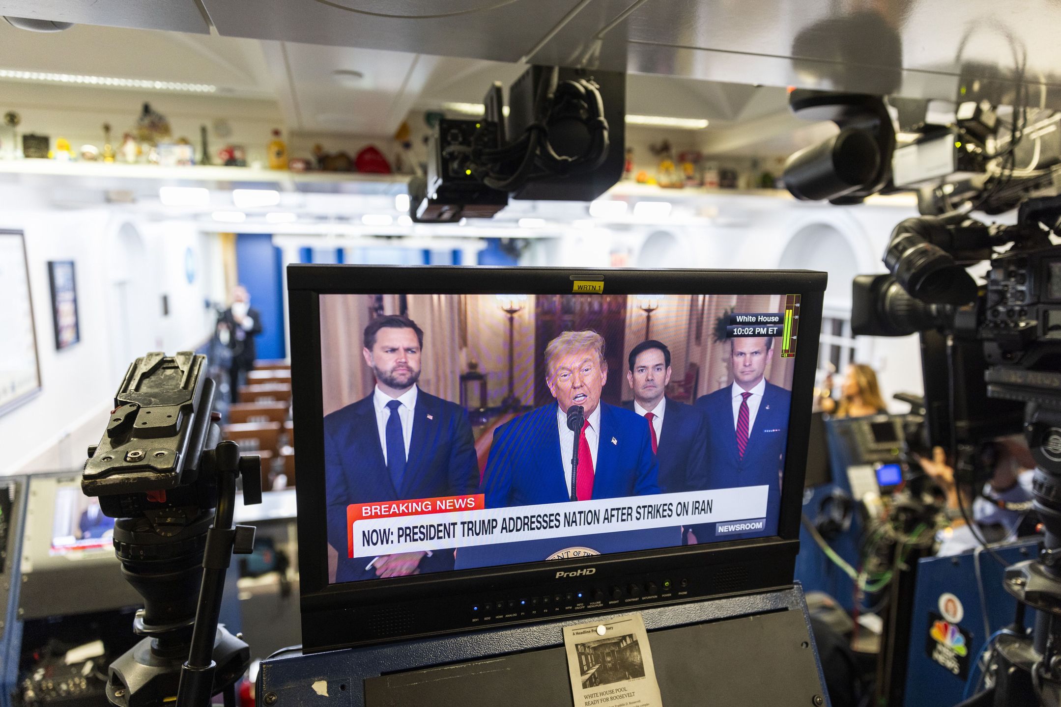 US President Donald Trump is seen on a monitor inside the White House Press Briefing Room as he address the nation following the US's decision to bomb Iran's nuclear sites in Washington, DC, USA, 21 June 2025. The US bombed three of Iran's nuclear sites in Fordow, Natanz, and Esfahan. EPA/JIM LO SCALZO Dostawca: PAP/EPA.