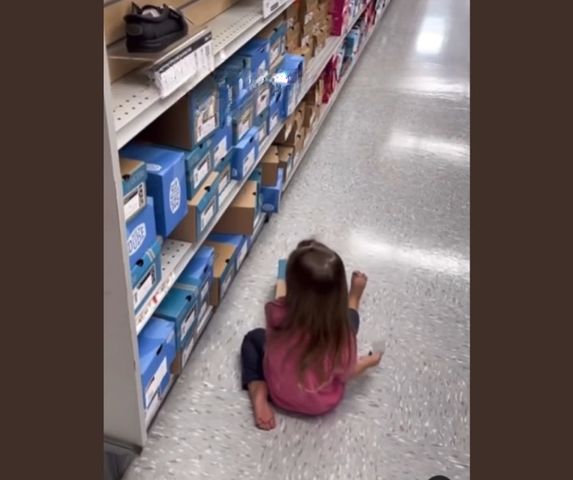 Bose dziecko w sklepie z butami