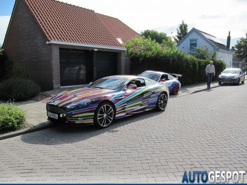 Aston Martin DBS Carbon Black w radosnych kolorach