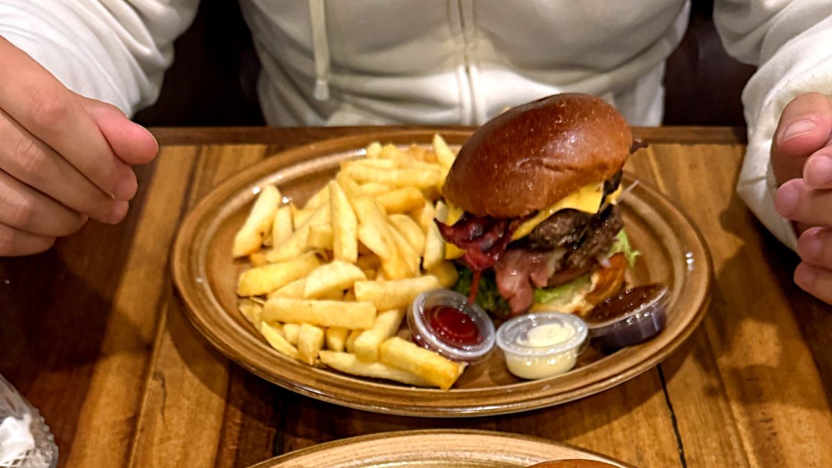 Działanie fast foodów na mózg w pewnym stopniu przypomina to, co dzieje się przy uzależnieniu od substancji psychoaktywnych.