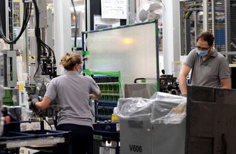 PSA zamierza ściągnąć 500 pracowników z Polski. Francuski rząd i związki protestują