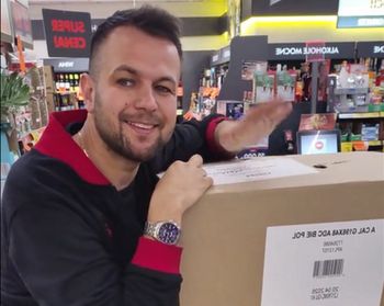 Biedronka zaskakuje. Kasjer pokazał zawartość pudełka