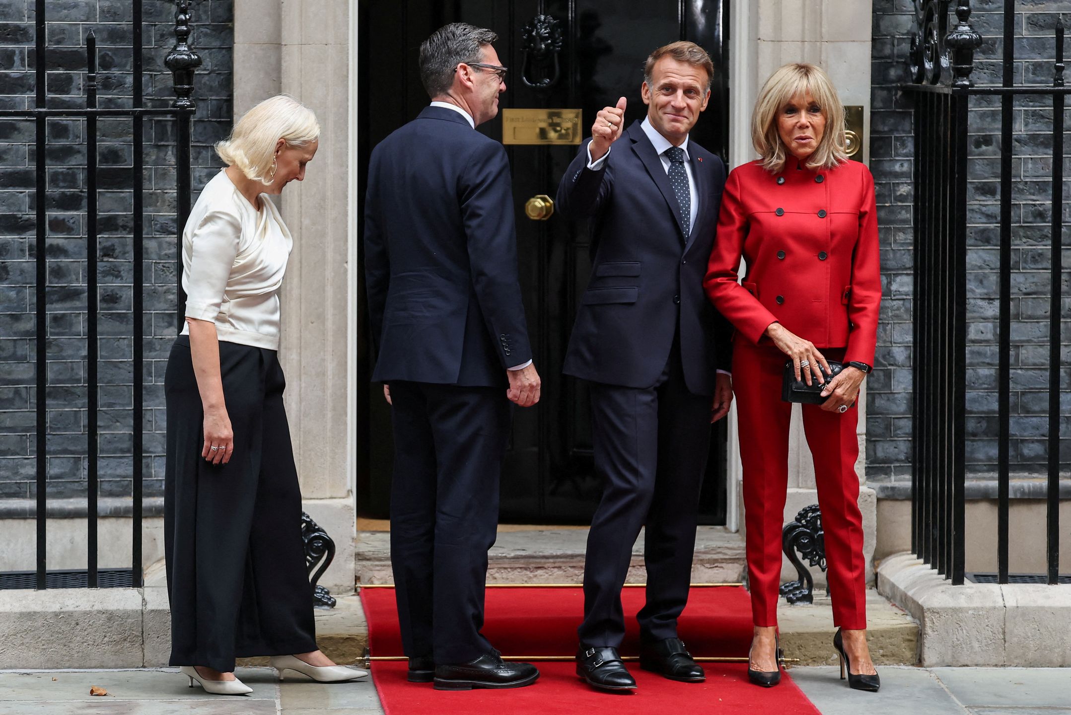Brigitte Macron towarzyszy Emmanuelowi na spotkaniu z brytyjskim