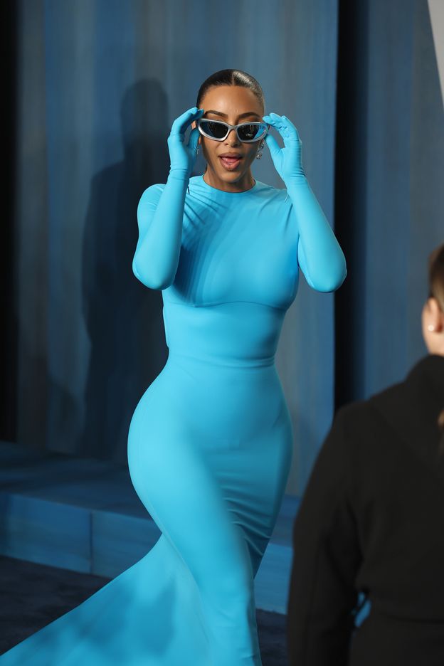 Kim Kardashian przyciąga wzrok w krzykliwej sukience Balenciagi i ...