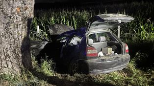 Kruklin: 18-latek wjechał audi w drzewo. Trzy osoby ranne, chłopak nie miał prawka, a auto kupił tydzień temu