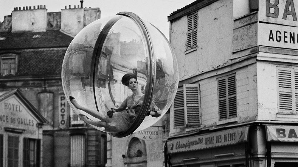 W latach 60. modelki fotografowano w przezroczystych bańkach 1