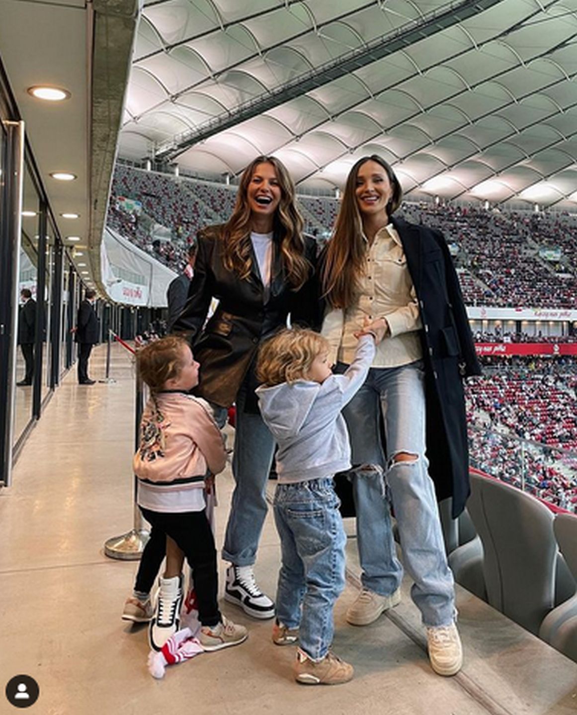 Anna Lewandowska i Marina Łuczenko z dziećmi