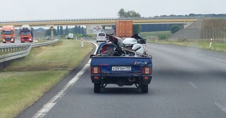 Z tyłu wygląda jak przyczepa. Okazało się, że to stara łada wioząca drogi motocykl