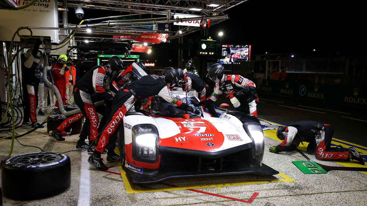 Toyota prowadzi, ale pojawiają się pierwsze problemy.