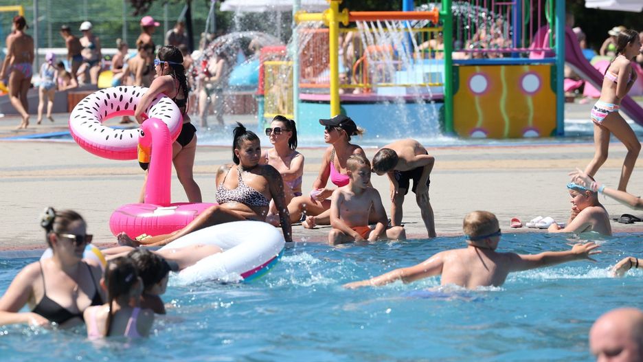 Tłumy na kąpielisku Bugla w Katowicach. Plażowicze szukali ochłody w wodzie