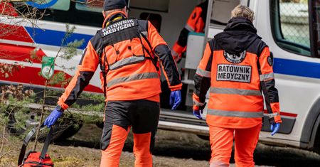 "Polała się krew". Wyszedł oknem i rzucił się na ratownika