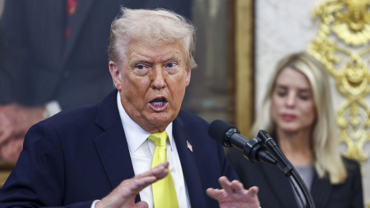 US President Donald Trump, with Attorney General Pam Bondi (R), responds to a question from the news media during a press conference in the Oval Office of the White House in Washington, DC, USA, 15 October 2025. President Trump announced the results of Operation Summer Heat, a federal nationwide violent crime reduction operation. EPA/JIM LO SCALZO / POOL Dostawca: PAP/EPA.