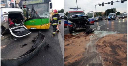 Poznań. Wypadek z udziałem osobówki, karetki i autobusu. Trzy osoby ranne