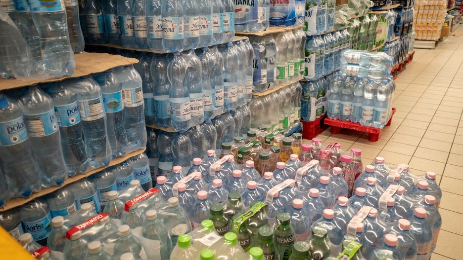 Resort klimatu rozważa podniesienie kaucji za butelki do 1 zł